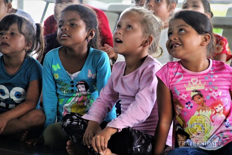 Crianças e jovens do coral “Canarinhos da Amazônia”
