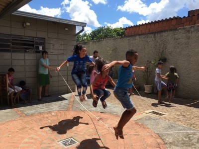 Grupo de jovens leva música e alegria às crianças da periferia de São Carlos