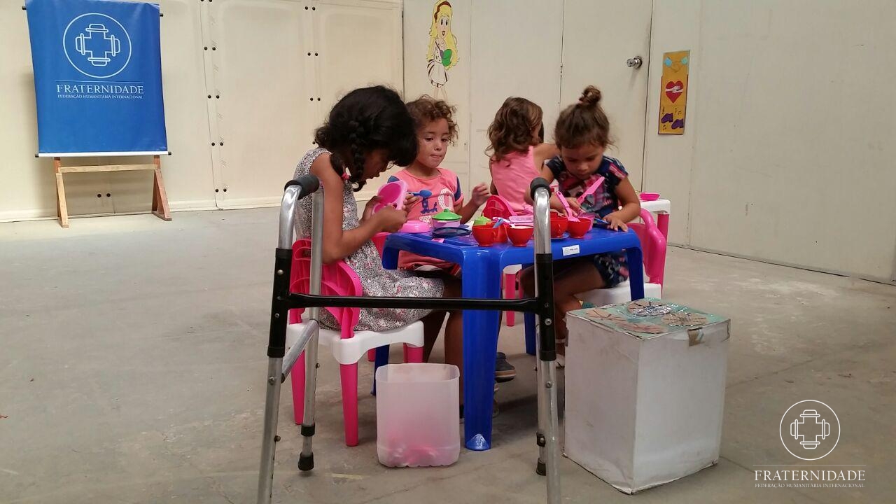 Crianças nos abrigos de Roraima